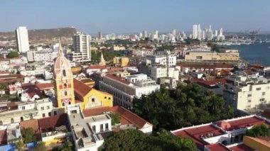 Kolombiya 'nın güzel Cartagena de Indias kasabasındaki Santa Catalina de Alejandr Katedrali' nin hava manzarası..