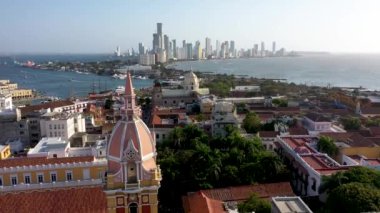 Kolombiya 'nın tarihi şehir merkezinin havadan görünüşü. Kartagena 'nın eski ve yeni bölgelerinin panoraması