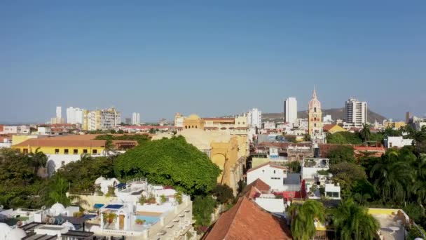 Kartagena, Kolombiya 'daki eski şehir evlerinin çatılarının havadan görünüşü — Stok video