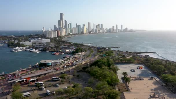 Een prachtig uitzicht vanuit de lucht op de moderne Skyline van Cartagena de Indias in Colombia aan de Caribische kust van Zuid-Amerika tijdens zonsopgang. — Stockvideo
