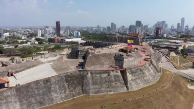 Kolombiya kıyısındaki İspanyol sömürge şehri Cartagena de Indias 'a tepeden bakan San Felipe De Barajas' ın tarihi kalesinin havadan görünüşü