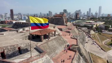 Kolombiya kıyısındaki İspanyol sömürge şehri Cartagena de Indias 'a bakan San Felipe De Barajas' ın tarihi kalesi..
