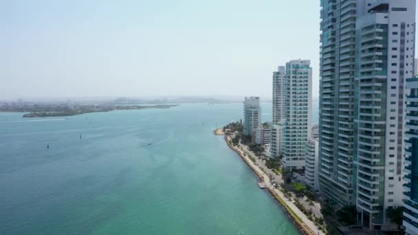 Vista aérea matutina del prestigioso distrito de playa de Castillogrande en la ciudad de Cartagena . — Vídeos de Stock