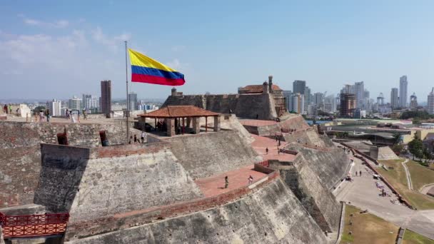 Vista aérea de la bandera colombiana que se encuentra en el castillo — Vídeo de stock