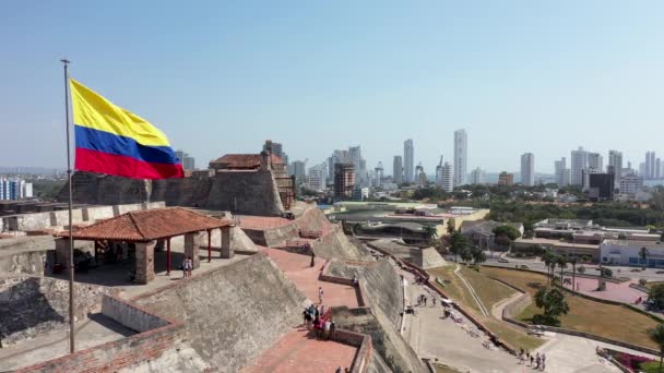 Vista aérea de la bandera colombiana que se encuentra en el castillo — Vídeos de Stock