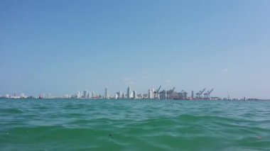 Kartagena, Kolombiya 'daki bir kargo limanının görüntüsü. Koyun güzel manzarası