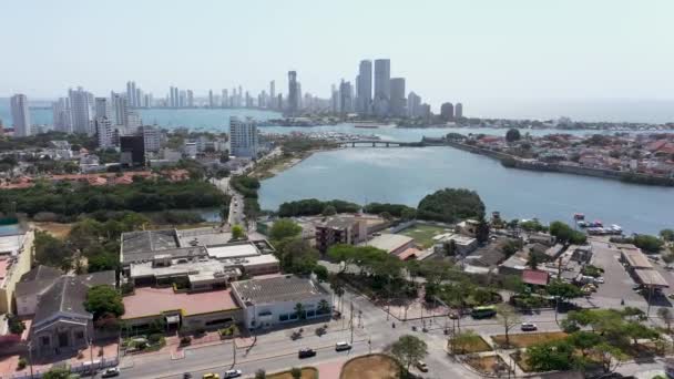 Cartagena, Kolombiya 'nın modern şehir merkezinin havadan görünüşü. — Stok video