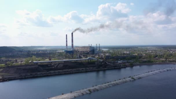 Вид с воздуха Трубы завода загрязняющие воздух — стоковое видео