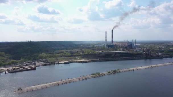 Contaminación de la atmósfera por la fábrica de plantas — Vídeos de Stock
