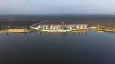 Günbatımında Tahıl Silosu ve Çiftlik Arazisi