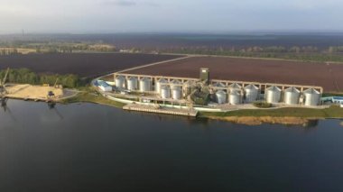 Tahıl Terminali. Nehir kenarındaki Asansör Çelik Tankları