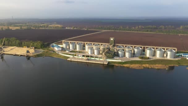 Getreidefeld. Stahltanks mit Aufzug in der Nähe des Flusses — Stockvideo