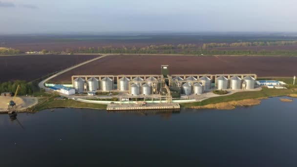 Moderne Graansilo 's op het veld bij de rivier — Stockvideo