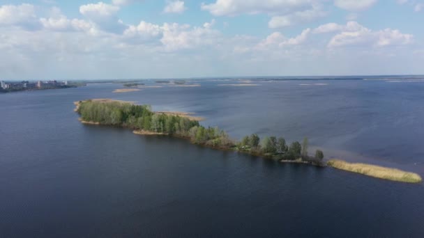 Légi kilátás a szigetre a folyón — Stock videók