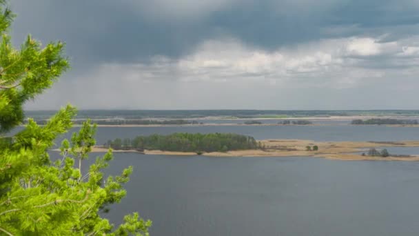 Île sur la rivière par temps nuageux timelapse .