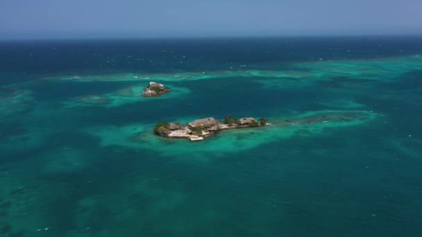 Latający dron widok z lotu ptaka słoneczny tropikalny raj wyspa z aqua błękitne niebo morze woda ocean 4k. Wyspa z jednorodzinnym hotelem. — Wideo stockowe