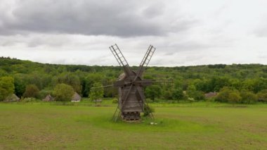 Pirogovo 'daki ulusal mimari müzesinde geleneksel Ukrayna ahşap yel değirmeni. Panorama soldan sağa
