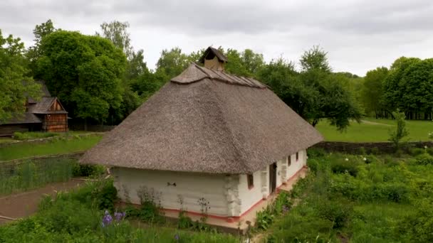 Old house of the peasants and the fence at the Museum of Pirogovo. Ukraine — Stock Video