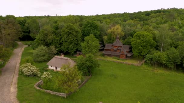 Rural farmstead near the wooden church. Pirogovo. National Museum of folk architecture and life of Ukraine — Stock Video