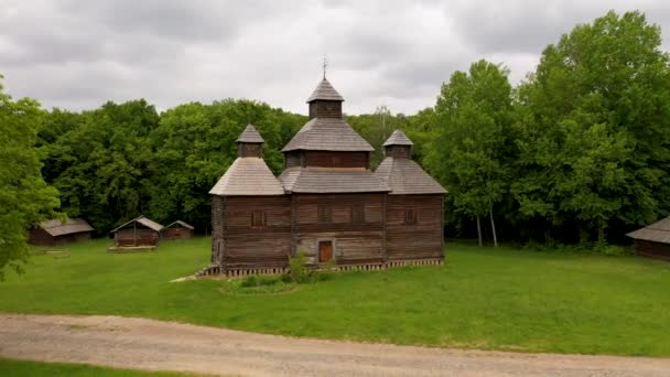 Folk mimarisi ve yaşam müzesindeki eski ahşap ortodoks kilisesi Pirogovo Kyiv Ukrayna — Stok video