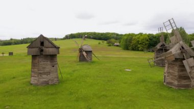 Bulutlu bir yaz gününde Pirogovo 'daki Ulusal Mimari Müzesi' nde geleneksel Ukrayna yel değirmeni