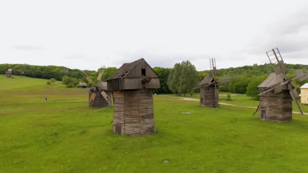 Traditionell ukrainsk väderkvarn i museet för nationell arkitektur i Pirogovo. Panorama från höger till vänster — Stockvideo