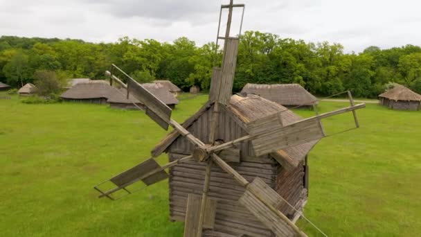 Traditionelle ukrainische historische Windmühlen im Museum der ukrainischen Nationalarchitektur im Dorf Pirogovo, Kiew, Ukraine. — Stockvideo