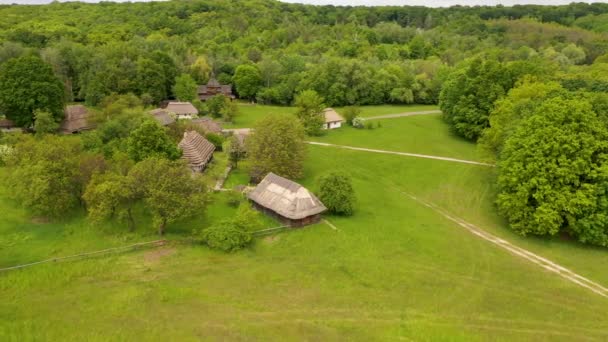 Landsbygdsgård. Pirogovo. Nationalmuseum för folkarkitektur och livet i Ukraina — Stockvideo