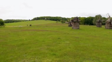 Geçen yüzyılda popüler olan eski ahşap yel değirmenleri..