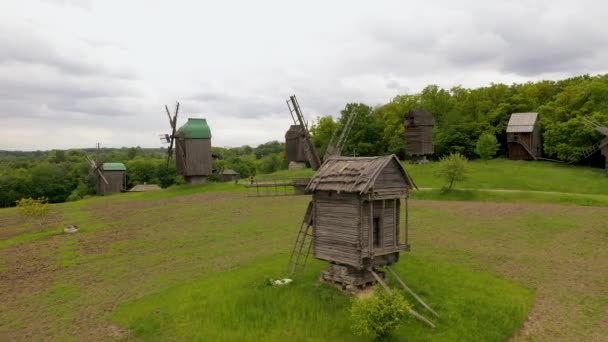 Traditional ukrainian wooden windmills in the park. — Stock Video