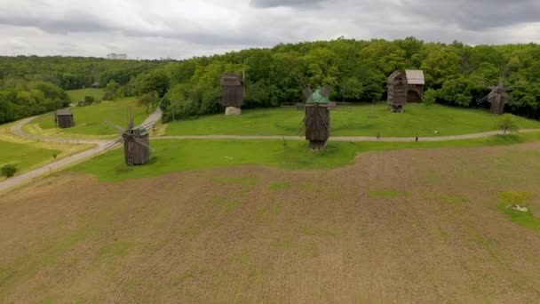 The old wooden mill. Ukrainian mill of the XIX century. — Stock Video