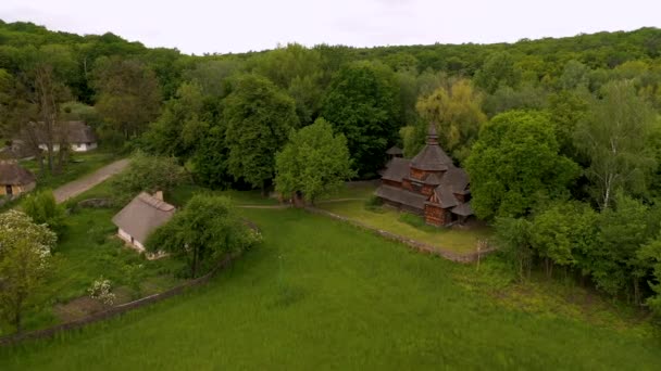 Παλιά ξύλινη εκκλησία στο δάσος. — Αρχείο Βίντεο