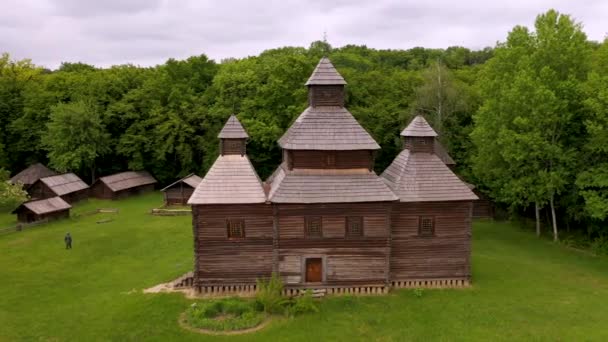 Gamla antika träkyrka och kvarn i Pirogovo. Kiev, Ukraina. — Stockvideo