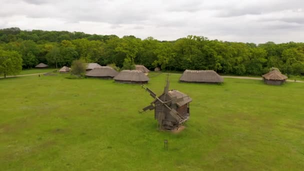 Champ et forêt, cheval et vieux moulin à vent. Village et air pur. Bonne écologie . — Video