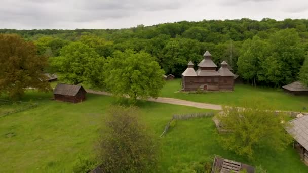 Old wooden orthodox church in the village in forest. — Stock Video