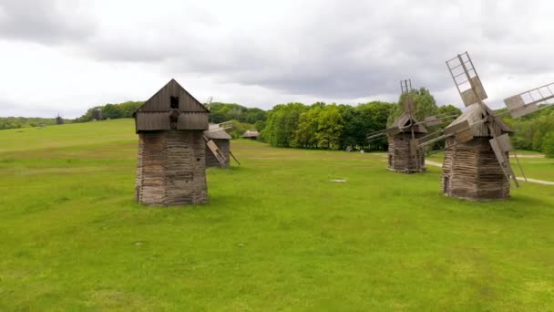 Ancient wooden mills in Pirogovo, Ukraine. — Stock Video