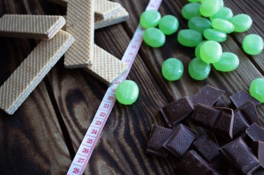 çikolata şeker gofret ve ölçüm bandı