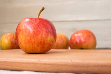 Elmalar tahtanın üzerinde.