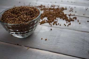 buğday lapası kapta ve ahşap tahta üzerinde