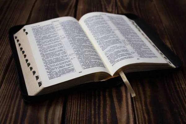 Біблія на дерев'яній дошці — стокове фото