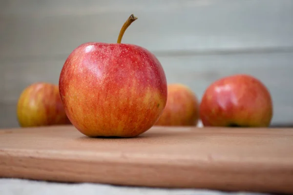 Äpfel auf dem Holzbrett — Stockfoto