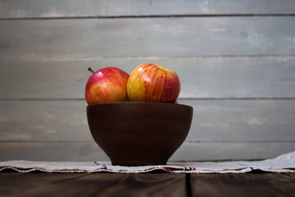 Pommes sur la planche de bois — Photo