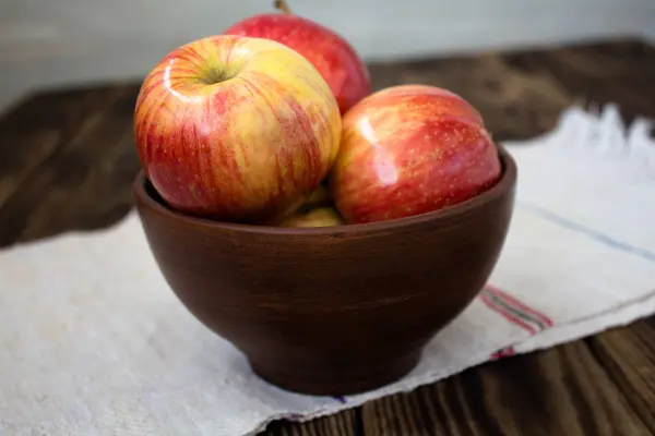 Pommes sur la planche de bois — Photo