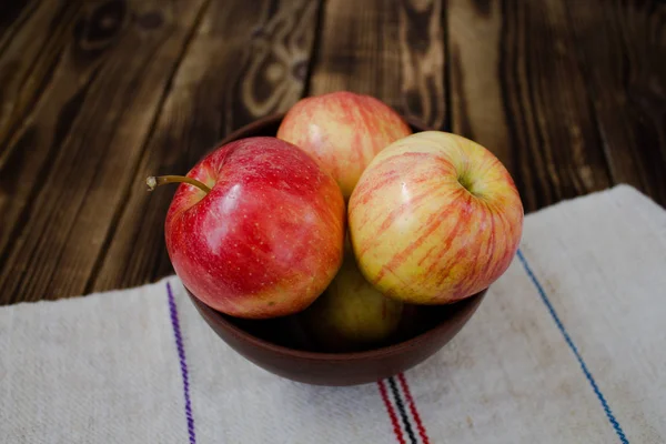 Яблука на дерев'яній дошці — стокове фото