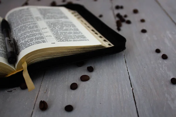 Bibbia e caffè su tavola di legno — Foto Stock