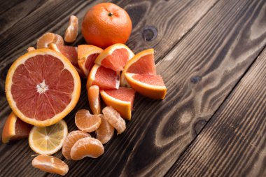 portakal mandarin ahşap üzerine kırmızı