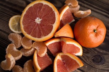 portakal mandarin ahşap üzerine kırmızı