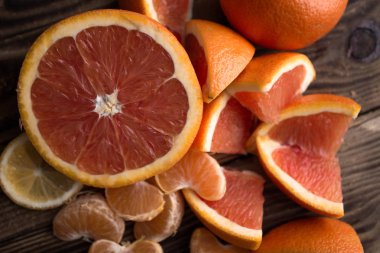 portakal mandarin ahşap üzerine kırmızı