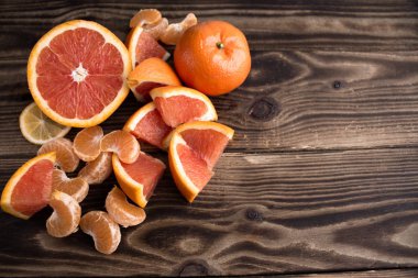 portakal mandarin ahşap üzerine kırmızı