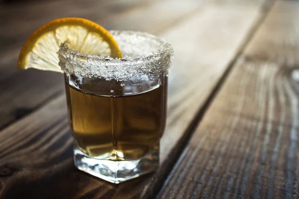 Alcohol schot drankje met citroen en zout — Stockfoto
